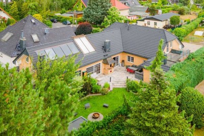 Innenpool, Sauna, Kamin, vier Bäder/WCs, Garage usw.: Fantastisches Ein-/Zweifamilienhaus in Hönow