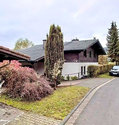 Mit unverbaubarem Fernblick über das Tal. Großes Einfamilienhaus in toller Hanglage.