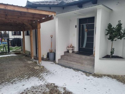 Moderner Bungalow mit Terrasse und Garage