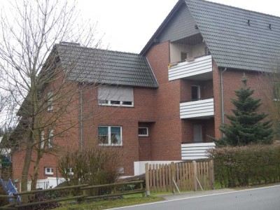 Modern geschnittene Wohnung mit drei Zimmern sowie Balkon und Einbauküche in Hüllhorst