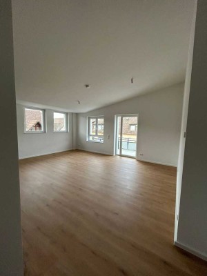 Geschmackvolle und geräumige Wohnung mit zwei Zimmern sowie Balkon und Einbauküche in Taunusstein