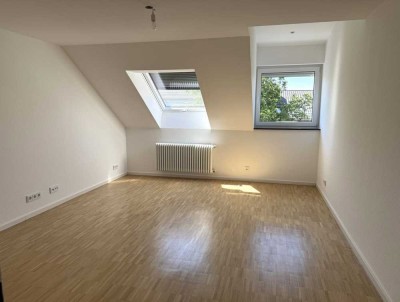 Wohnen mit Skylineblick und Loggia, 2-Zimmer-Dachgeschoss-Maisonette mit Wohnküche und Gäste-WC