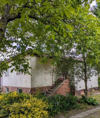 Siedlungshaus mit weiteren Gebäuden in Teltow-Sigritshorst