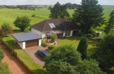 Lichtdurchfluteter Walmdachbungalow mit unverbaubarem Weitblick in ruhiger Lage - Provisionsfrei