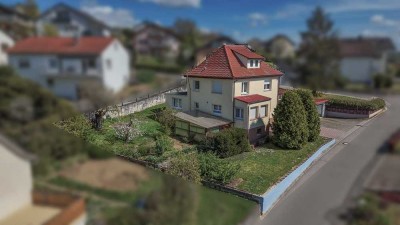 *** SELTENE GELEGENHEIT: FREISTEHENDES 1-2-FH MIT GROSSEM GARTEN IN RUHIGER AUSSICHTSLAGE ***
