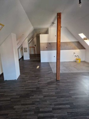 Frisch renovierte Dachgeschosswohnung im Herzen von Weinstadt-Großheppach