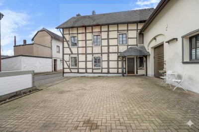 Wohnen & Arbeiten vereint: Einfamilienhaus mit vielseitiger Gewerbefläche in Kreuzau