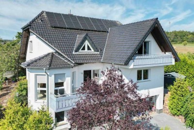 Sofort wohlfühlen: 7-Zi.-EFH mit Weitblick ins Grüne in Schlangenbad-Wambach