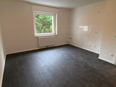 * SCHÖNES DUSCHBAD * einziehen und WOHLFÜHLEN - große Wohnküche * Bahnhof Nähe *