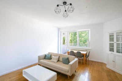Altbau mit Abendsonne & Aufzug: Ruhige 2-Zimmer-Wohnung in Moabit (bezugsfrei)