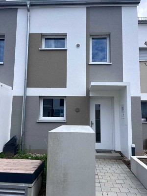 Neubau-Reihenhaus am Waldrand – Familienidyll mit Terrasse, Garten & neuer Küche