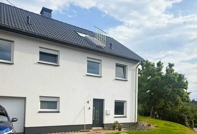 **Exklusiv saniertes Einfamilienhaus mit 5 Zimmern und idyllischem Waldblick**