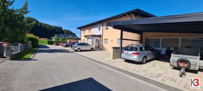 K3 präsentiert 3-Zimmerwohnung mit großer Sonnenterrasse und zwei Parkplätzen in absoluter Ruhelage