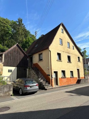 Charmantes Einfamilienhaus mit großer Garage !!!