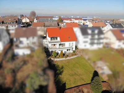 Traumhaftes Zweifamilienhaus mit Gartenparadies & Aussicht