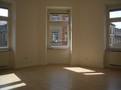 Schöne und helle 4-Zimmer Altbauwohnung von Privat