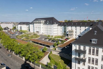 Erschwingliche, geräumige und vollständig renovierte 2-Raum-Wohnung mit EBK und Balkon in Würzburg