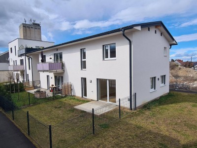 Neuwertige Maisonettenwohnung mit eingezäuntem Garten und Carport