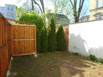 Ab Mitte Okt. 2025: Singlewohnung mit großer Terrasse (Hofseite), Einbauküche, Laminat & Badewanne