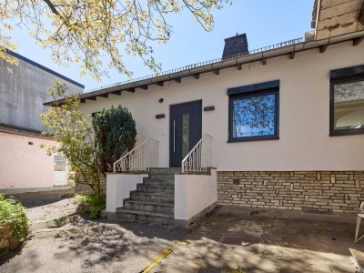 Freistehender und hochwertig sanierter Bungalow • schöner Garten • zentrale Lage