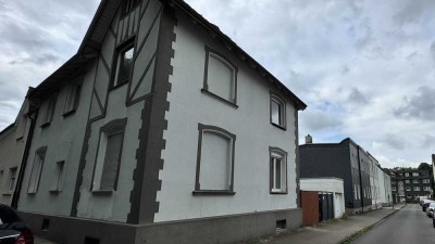 Für Handwerker...! Sanierungsbedürftiges freistehendes Zweifamilienhaus in herten.