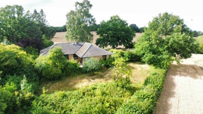 Sanierungsbedürftiger Winkelbungalow im Grünen in ruhiger Lage