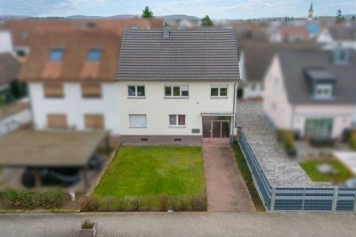 Vermietetes Zweifamilienhaus mit Bauplatz in zweiter Reihe – Vielseitiges Entwicklungspotenzial