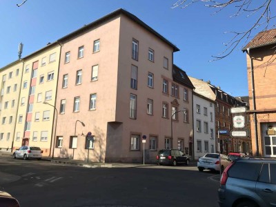 Renovierte Wohnung mit drei Zimmern sowie Balkon und EBK in Ludwigshafen am Rhein