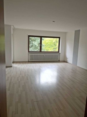 3-Zimmer-Wohnung zu vermieten mit zwei Balkonen und eigenem Gartenanteil