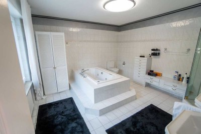 Familienfreundliches Wohnen: Großzügige Wohnung mit Balkon, Einbauküche & 3 Schlafzimmern am Hasten