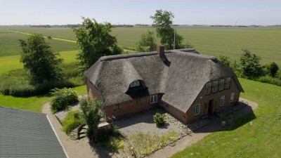 Vor den Toren von SYLT. Exklusives Einfamilienhaus unter Reet mit höchster Wohnkultur in Bestlage!