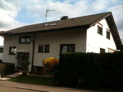 3-Zimmer-DG-Wohnung, mit Einbauküche, Balkon u. Carport  in Ortsrandlage