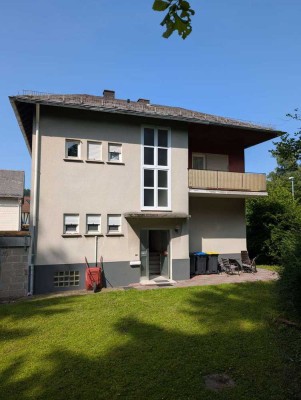 Herborn-Uckersdorf: Attraktives Einfamilienhaus mit 3 Garagen und schönem Garten