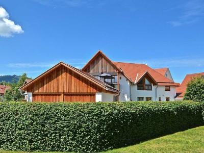Moderne Terrassenwohnung mit Einbauküche und Garten