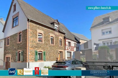 Zeltingen-Rachtig: Zwei Häuser in einem, zwei Stellplätze, neue Heizung, nahe Moselpromenade