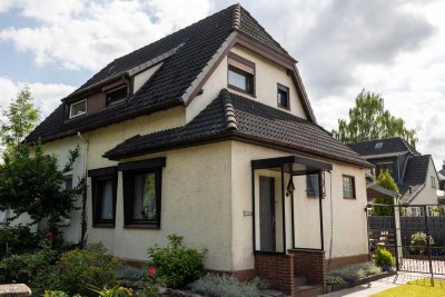 *** charmante DHH mit gepflegten GARTEN und GARAGE in grüner LAGE ***