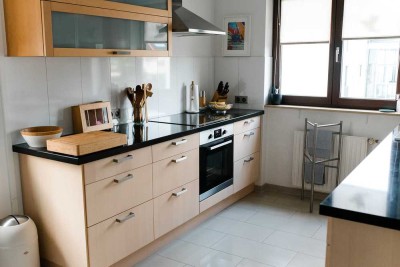 Stilvolle, neuwertige 3,5-Raum-Maisonette-Wohnung mit Terrasse, Balkon und EBK