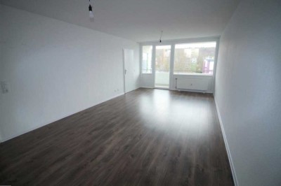 * Familien AUFGEPASST *  BALKON * wird gerade RENOVIERT * 12. OG * Hochhaus mit 2 Aufzügen *