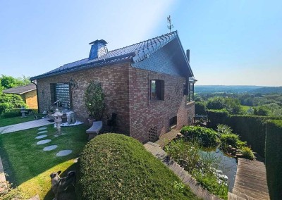 Idyllisch gelegenes Wohnhaus mit Wintergarten, Kamin und Garage in schöner Aussichtslage bei
