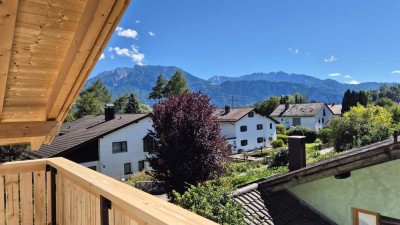 Erstbezug: Lichtdurchflutete Penthouse-Wohnung, großzügige Gauben, Südbalkon & traumhaftem Bergblick