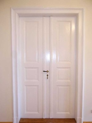 helle Altbauwohnung mit Balkon, org. hist. Dielen und Türen, gespachtelte Wände,  JNKM 6.180,- Euro