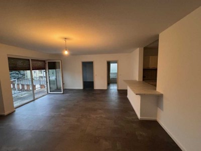 Vollständig modernisierte 2-Zimmer-Wohnung mit EBK und TG Stellplatz in top Lagein Frankfurt am Main