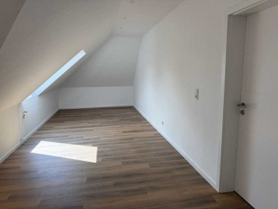 Schöne und vollständig renovierte 4-Raum-DG-Wohnung mit gehobener Innenausstattung in Diepholz