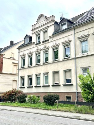 Top 3-Raumwohnung mit Balkon und schönem Bad ! Garage für Ihren PKW !!