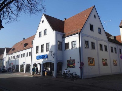 Großzügige und modernisierte 3,5-Zimmer-Dachgeschosswohnung mit EBK und Loggia