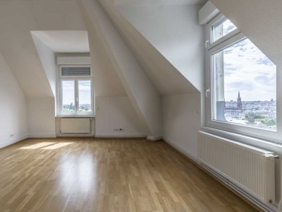 NEU *Paul & Partner* ALTBAUPERLE GEGENÜBER DES KURPARKS MIT AUFZUG & BLICK ÜBER WIESBADEN ! !