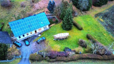 Anleger oder Familien: 2 Wohneinheiten, ausbaufähige DG-Einheit, PV-Anlage, über 5.000 m² Grund, ...