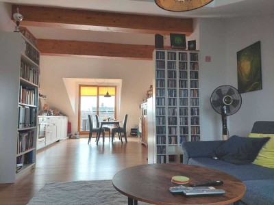 Sehr schöne, sanierte Stilaltbauwohnung mit Balkon