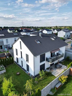 Sehr schöne Wohnung im 1. Obergeschoß mit Balkon und Carport