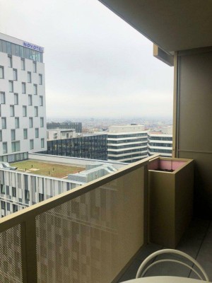 Modern-möbliertes Stadtdomizil mit Loggia &amp; ausgezeichnetem Fernblick in zentraler Lage - Eigennutzung oder Investment.